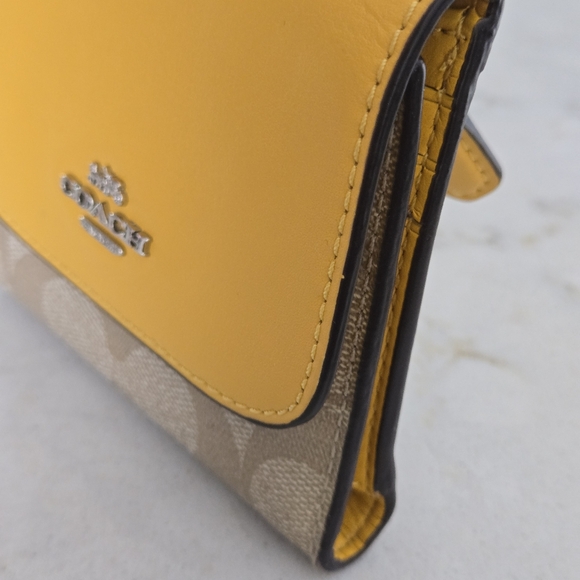 Coach Signature Wallet - Picture 3 of 14